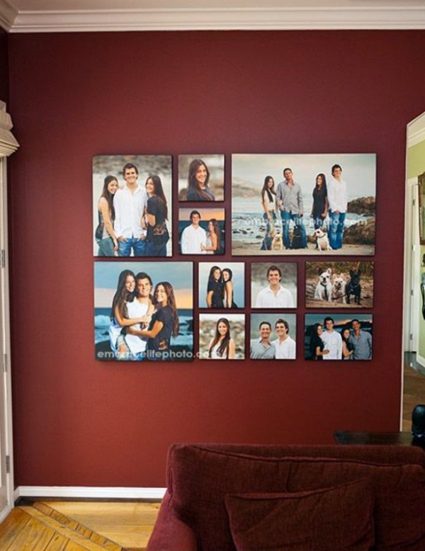 Ruang keluarga dengan dinding galeri foto keluarga dan kenangan indah